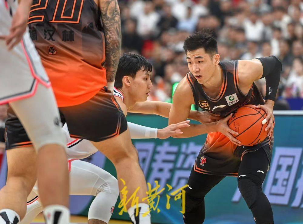 体育赛事中，球员为战队赢得了胜利