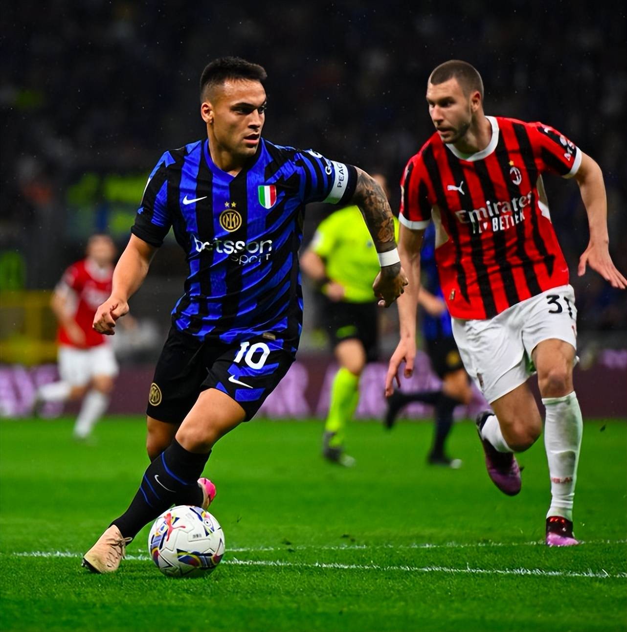 AC米兰官宣与前国米中场签约，再添强援