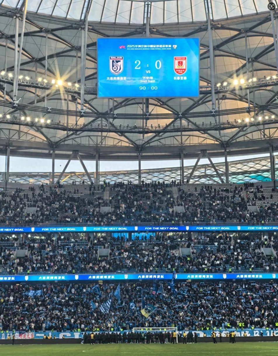本场比赛观众数再刷新纪录，球迷热情高涨的简单介绍