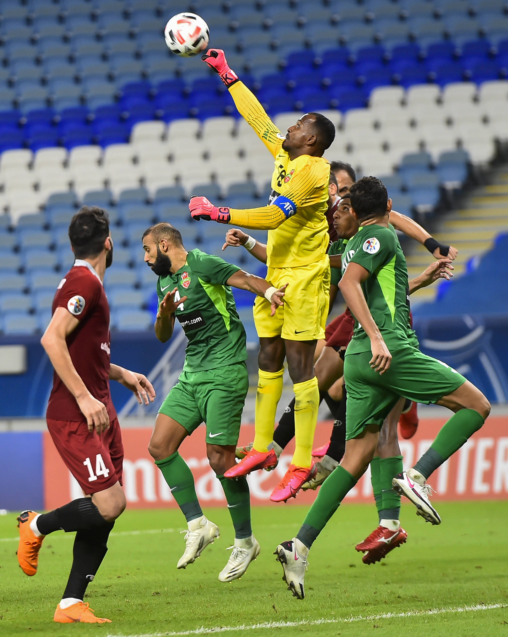 美国足球队大获胜利继续前进比赛