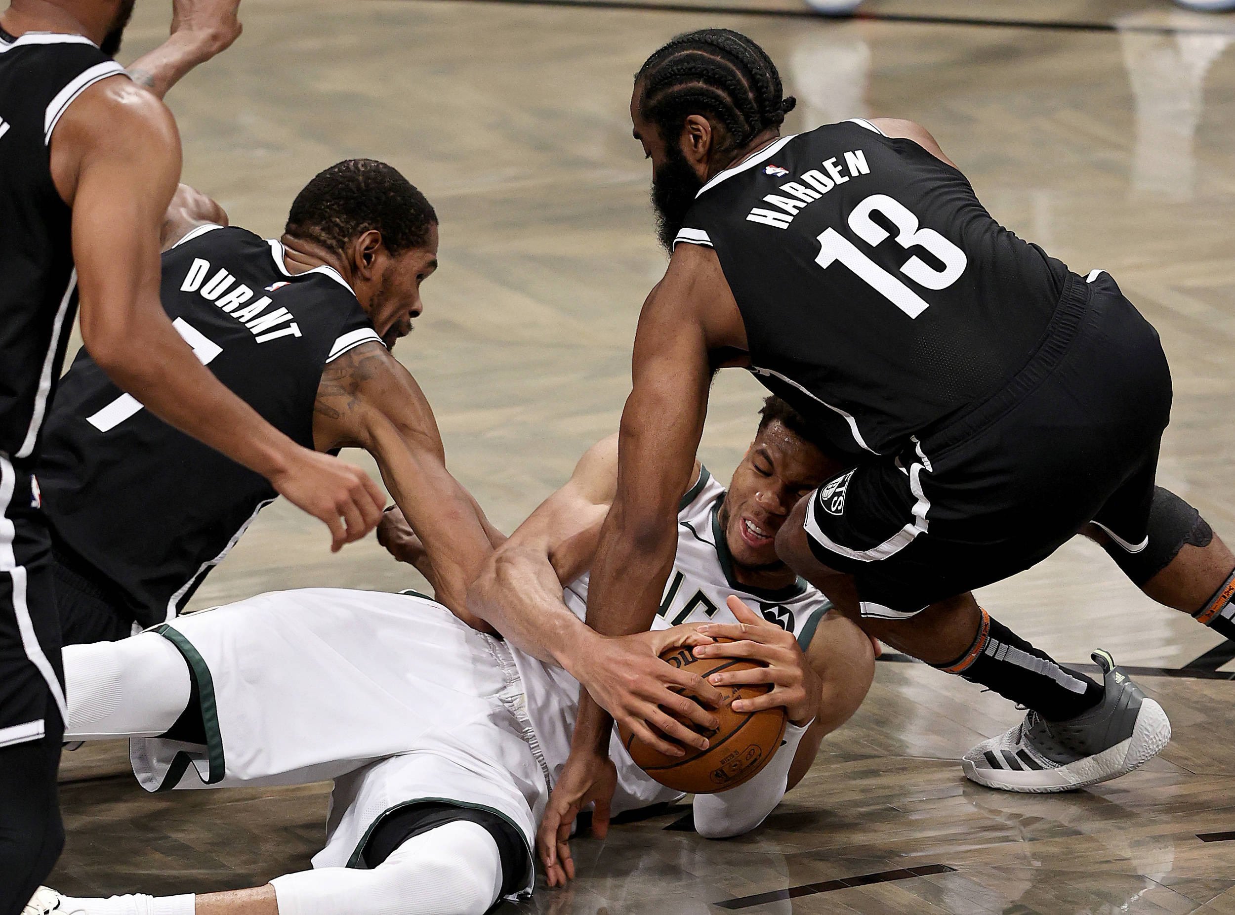 包含雄鹿双加时力克篮网，布罗格登全场分的词条