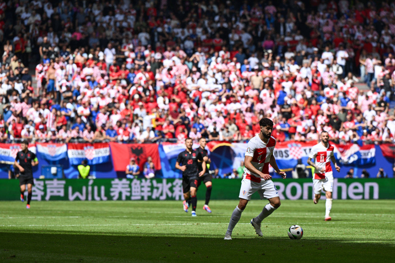 -俄罗斯欧洲杯预选赛耀眼表现，赢得掌声