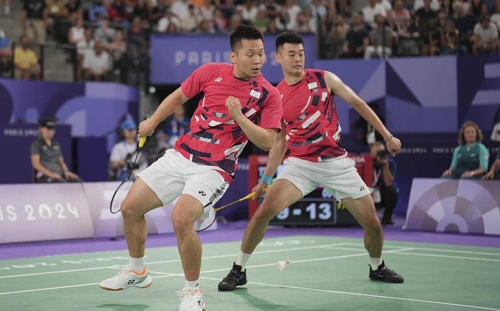 开云体育官网-羽毛球比赛选手巅峰对决，谁能笑到最后