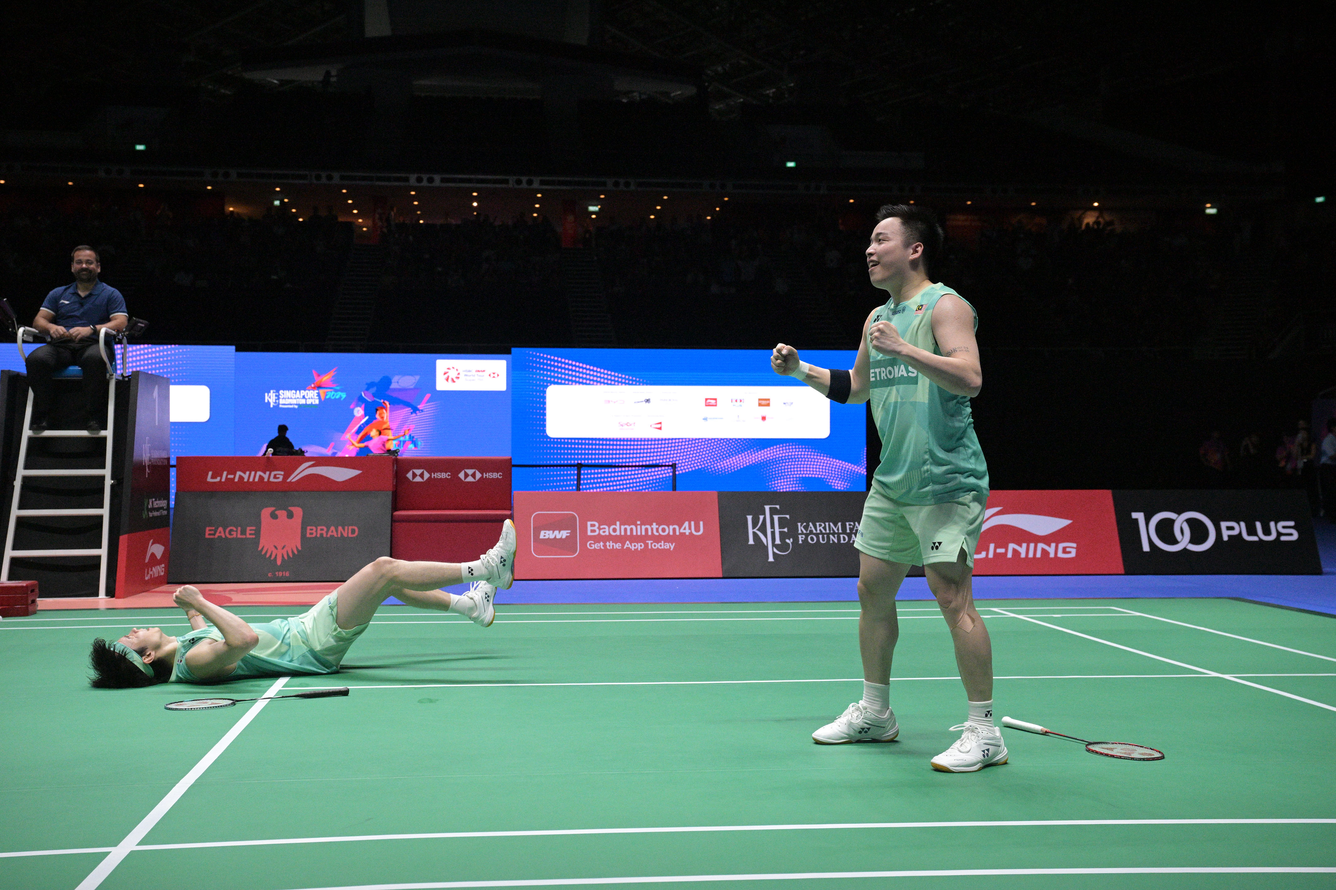 羽毛球比赛选手巅峰对决,谁能笑到最后 羽毛球比赛选手巅峰对决,谁能笑到最后