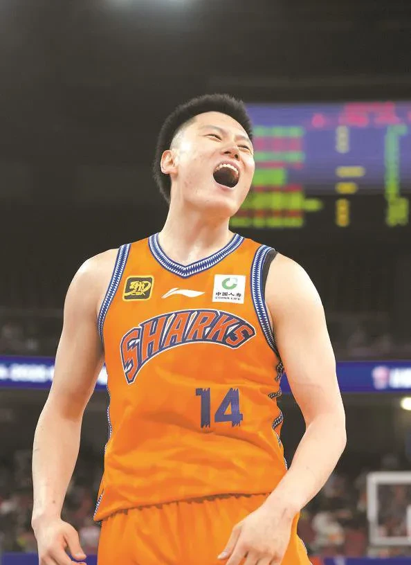 开云官网-火花四溅：比赛中的关键时刻如何决胜负？