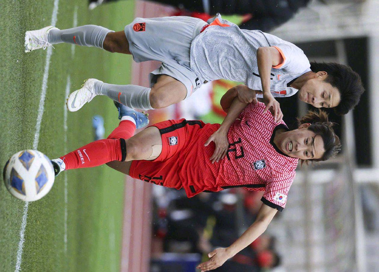 开云官网-芬兰女足队在赛场上穿梭跑动，展现出色表现