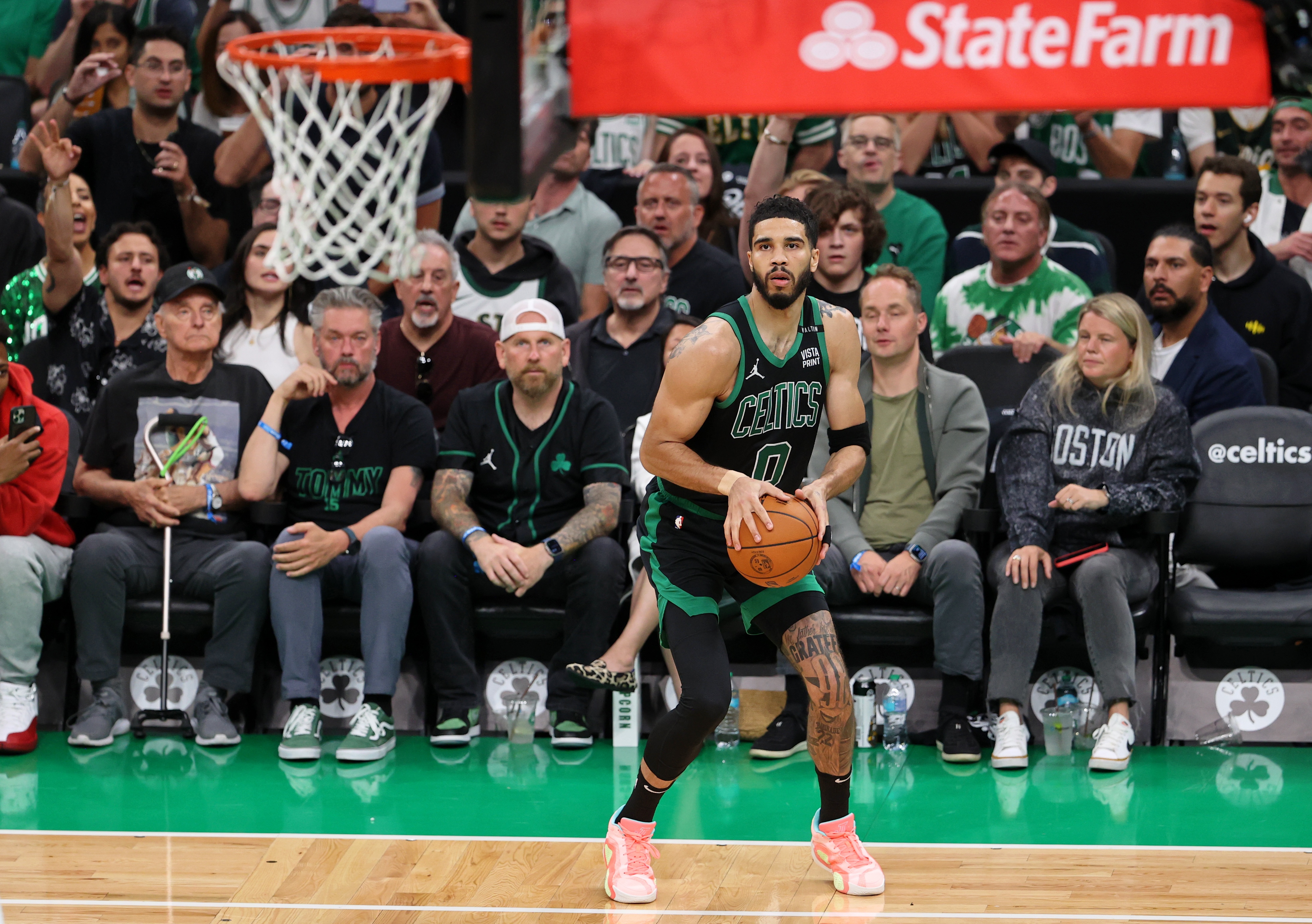 深圳队完胜凯尔特人，库里刷新纪录